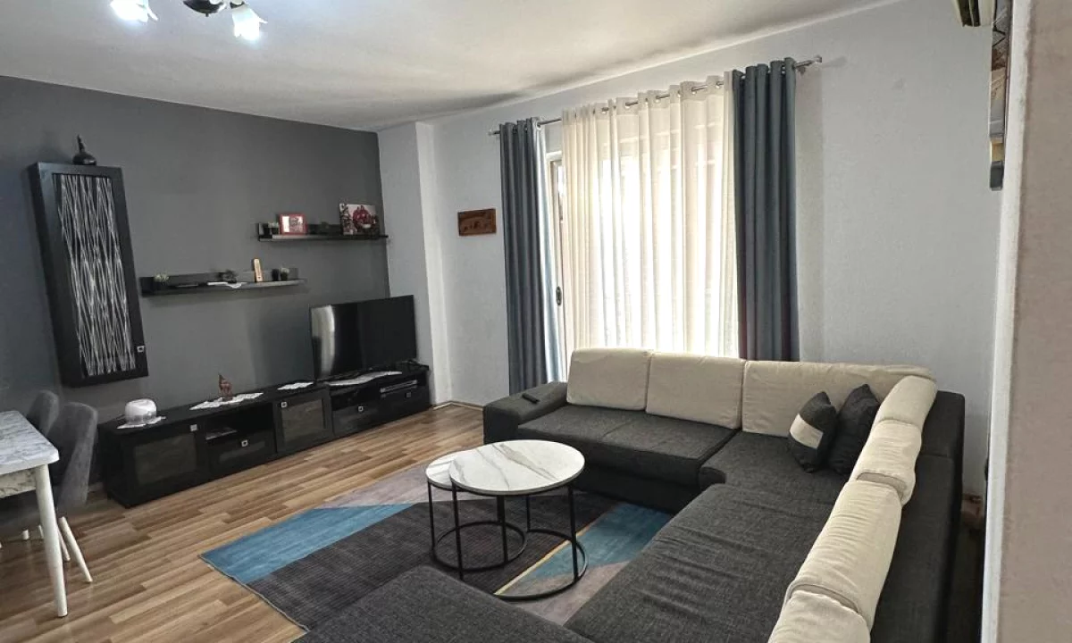 Shtepi ne shitje Apartament ne Tirane, 1+1, Mobilimi E mobiluar, Pagesa 83,000  Euro.