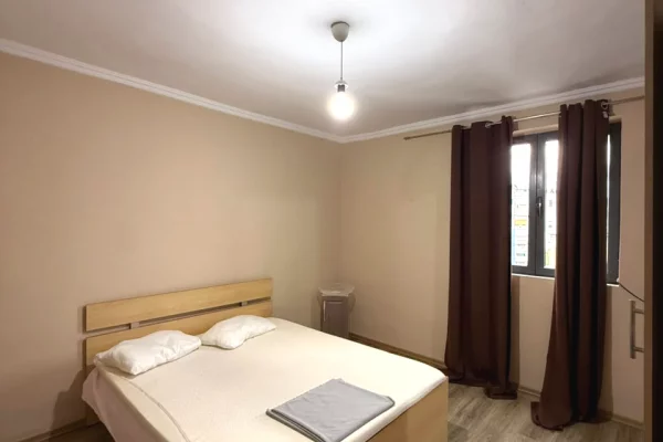 Shtepi me qera Apartament ne Tirane, 2+1, Mobilimi E mobiluar, Pagesa 55,000  Leke.