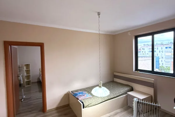 Shtepi me qera Apartament ne Tirane, 2+1, Mobilimi E mobiluar, Pagesa 55,000  Leke.