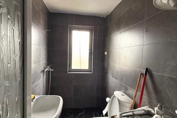 Shtepi me qera Apartament ne Tirane, 2+1, Mobilimi E mobiluar, Pagesa 55,000  Leke.