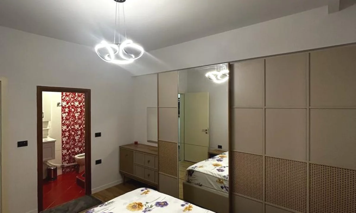 Shtepi me qera Apartament ne Tirane, 3+1, Mobilimi E mobiluar, Pagesa 1,000  Euro.