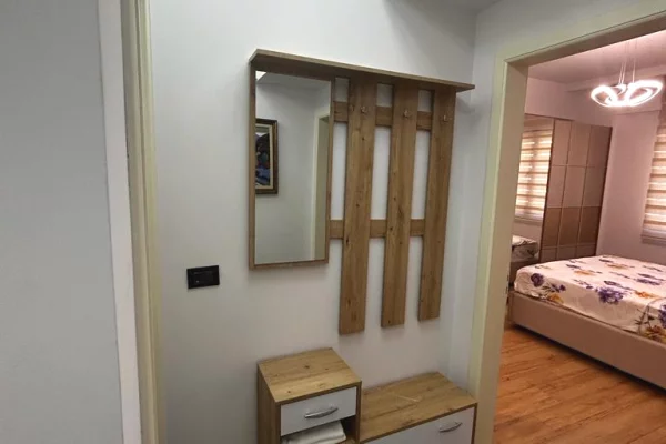 Shtepi me qera Apartament ne Tirane, 3+1, Mobilimi E mobiluar, Pagesa 1,000  Euro.