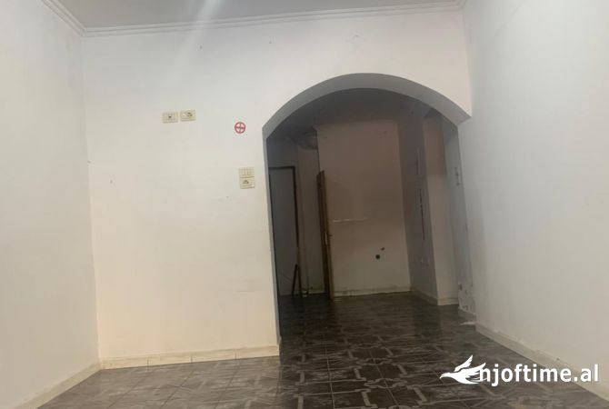 Ambiente Commerciale in Affitto 1+1 a Tirana - 900 Euro