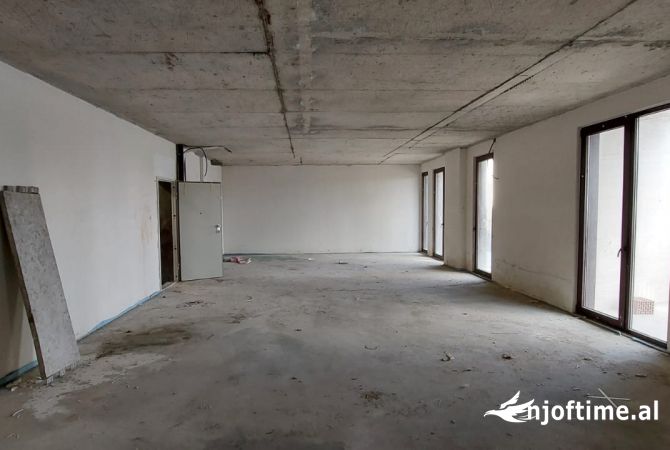 Ambiente Commerciale in Affitto 1+1 a Tirana - 2,000 Euro