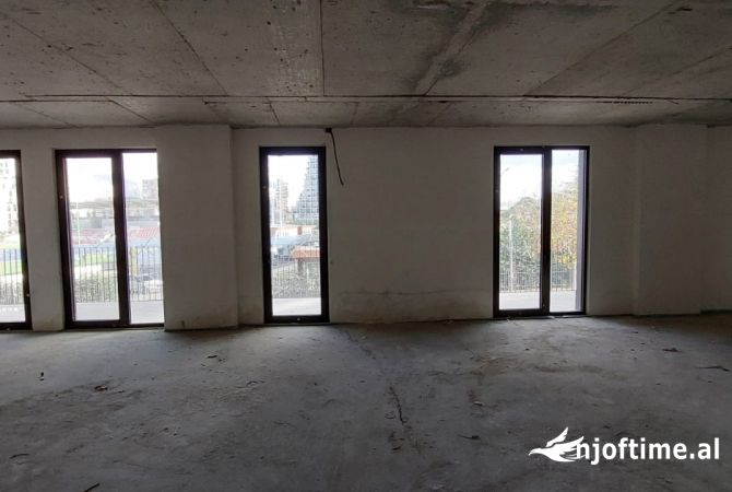 Ambiente Commerciale in Affitto 1+1 a Tirana - 2,000 Euro