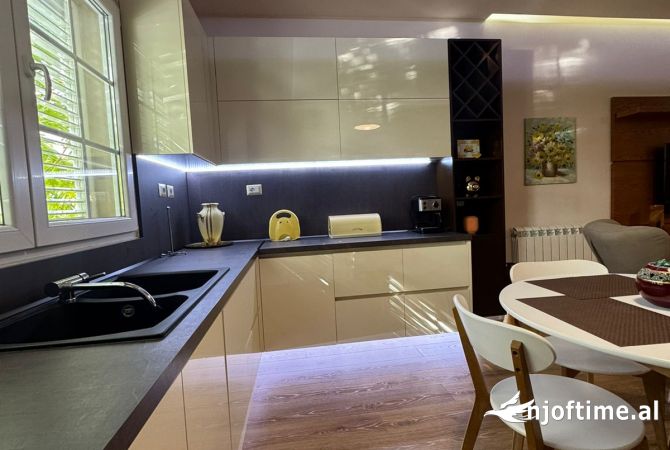 Appartamento in affitto a Tirana 2+1, Arredato