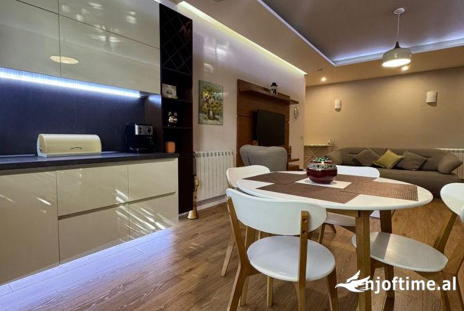 Appartamento in affitto a Tirana 2+1, Arredato