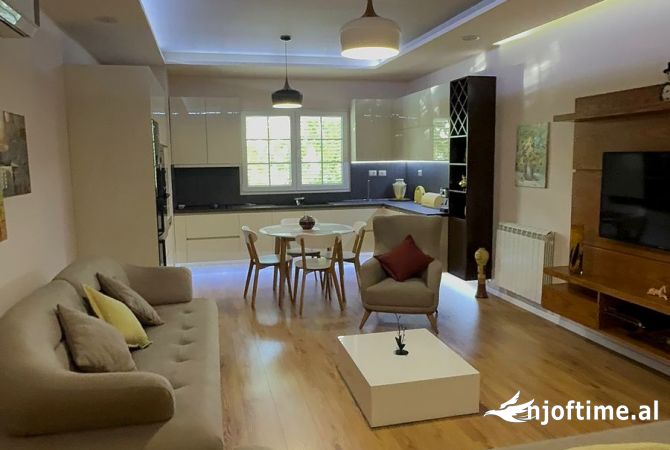 Appartamento in affitto a Tirana 2+1, Arredato