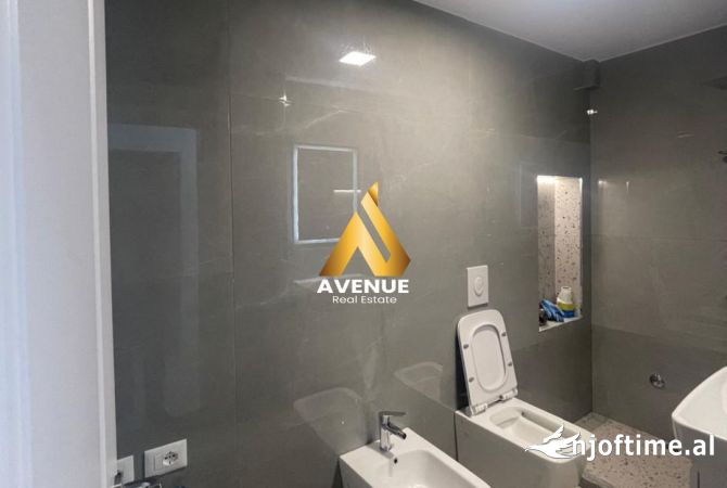 Ambiente Commerciale in Affitto 3+1 a Tirana - 1,100 Euro