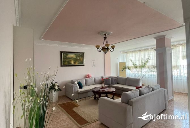 JEPET ME QIRA  APARTAMENT 2+1+ KUZHINË+ 2 TUALETE,  PALLATI ME SHIGJETA,TIRANË.  