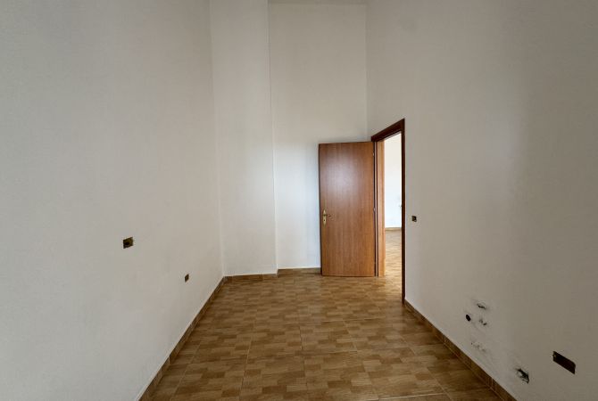 Shtepi ne shitje Apartament ne Tirane, 3+1, Mobilimi Bosh, pa mobiluar, Pagesa 218,700  Euro.
