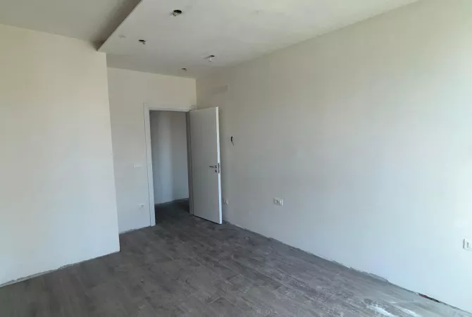 Shtepi ne shitje Apartament ne Tirane, 1+1, Mobilimi Bosh, pa mobiluar, Pagesa 133,000  Euro.