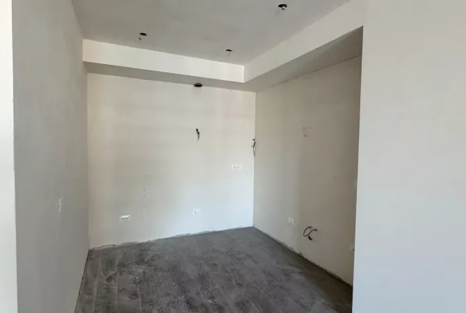 Shtepi ne shitje Apartament ne Tirane, 1+1, Mobilimi Bosh, pa mobiluar, Pagesa 133,000  Euro.