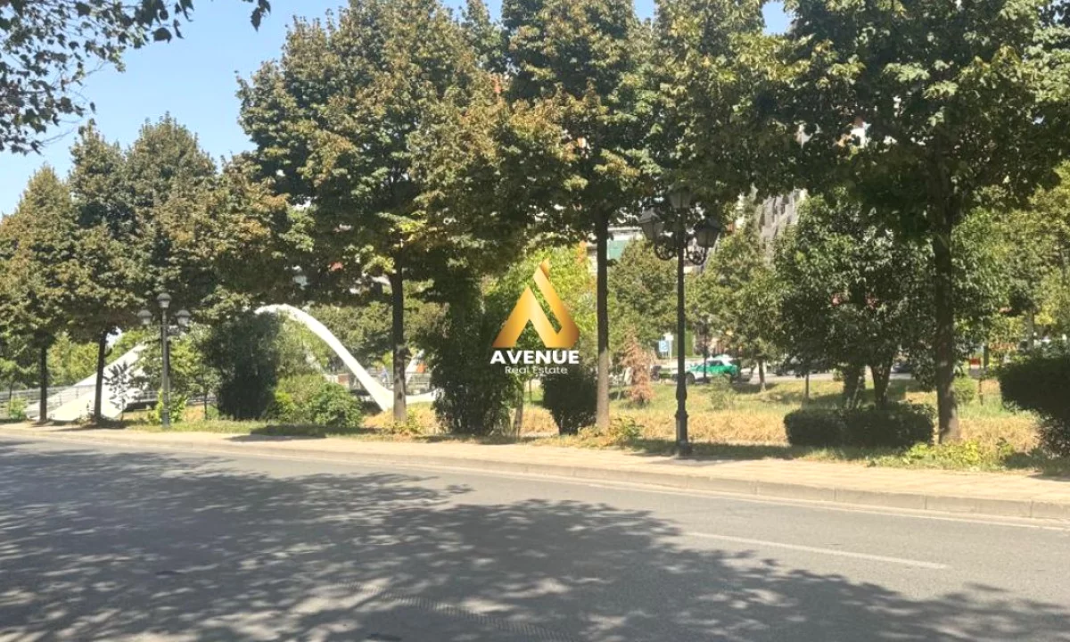 📍 JEPET ME QERA AMBIENT BIZNESI – Bulevardi Bajram Curri, perballe Delijorgjit  