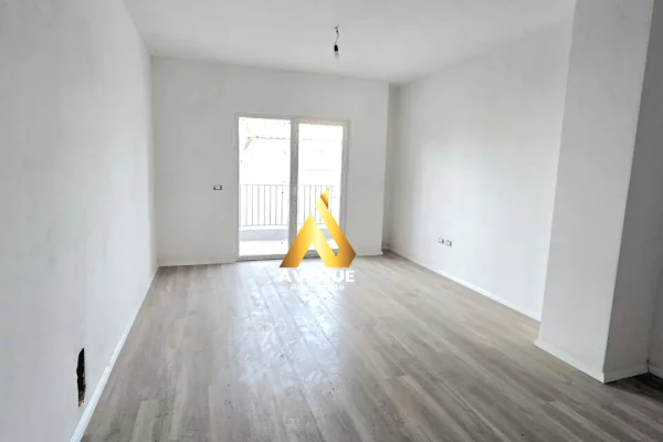 Shtepi ne shitje Apartament ne Tirane, 1+1, Mobilimi Bosh, pa mobiluar, Pagesa 126,000  Euro.