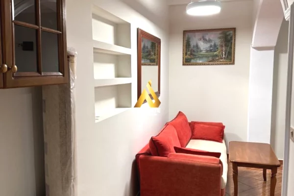 Shtepi me qera Apartament ne Tirane, 1+1, Mobilimi E mobiluar, Pagesa 400  Euro.