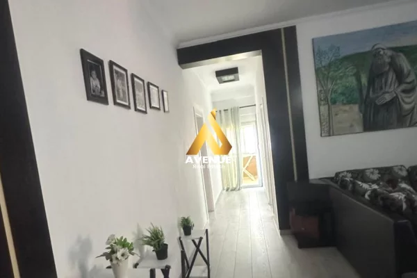 Shtepi ne shitje Apartament ne Tirane, 2+1, Mobilimi E mobiluar, Pagesa 186,000  Euro.