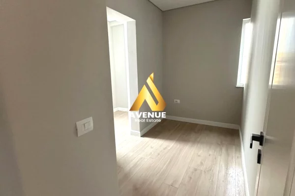 Shtepi me qera Apartament ne Tirane, 3+1, Mobilimi Bosh, pa mobiluar, Pagesa 850  Euro.