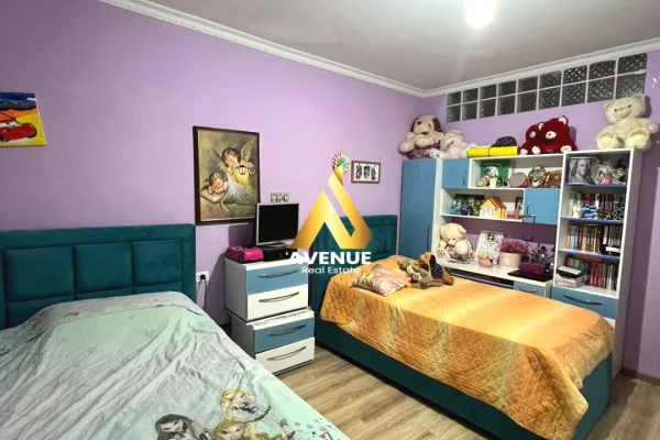 Shtepi ne shitje Apartament ne Tirane, 2+1, Mobilimi E mobiluar, Pagesa 175,000  Euro.