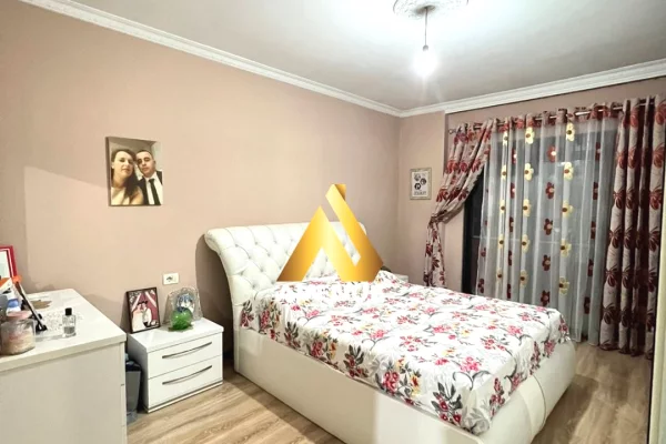 Shtepi ne shitje Apartament ne Tirane, 2+1, Mobilimi E mobiluar, Pagesa 175,000  Euro.