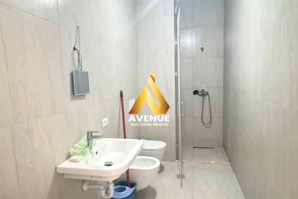 Shtepi me qera Apartament ne Tirane, 2+1, Mobilimi Pjeserisht e mobiluar, Pagesa 45,000  Leke.