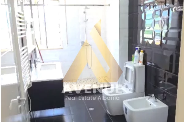 Shtepi ne shitje Apartament ne Tirane, 2+1, Mobilimi E mobiluar, Pagesa 260,000  Euro.