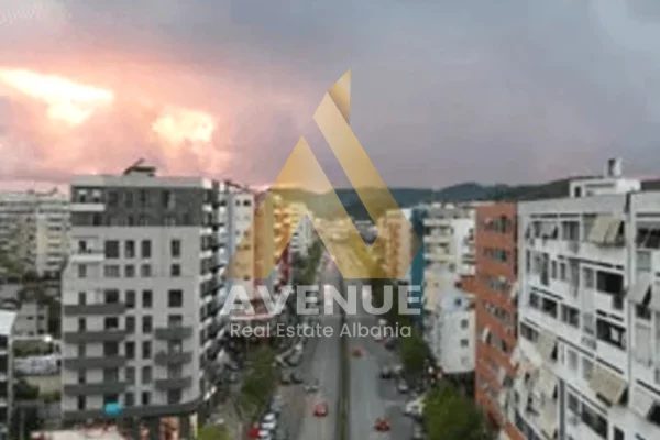 Shtepi me qera Papafingo(kati i catise) ne Tirane, 2+1, Mobilimi E mobiluar, Pagesa 60,000  Leke.