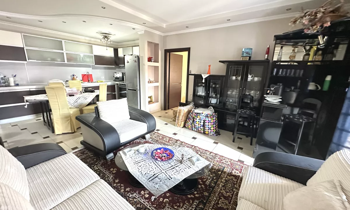 Appartamento in affitto a Tirana 3+1, Arredato