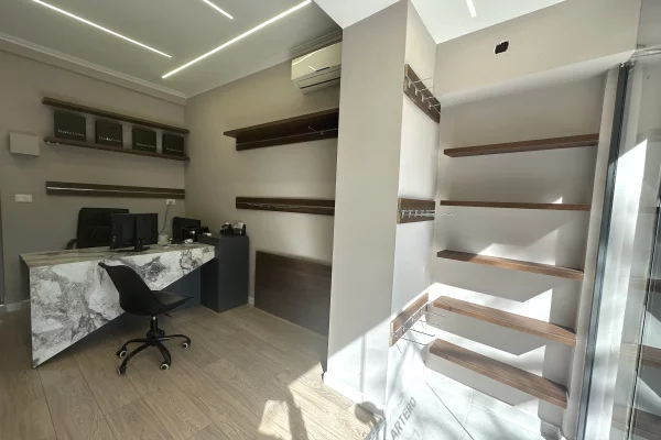 Shitet biznes Zyre ose dyqan Te rruga e Kavajes perball me kompleksin Square 21