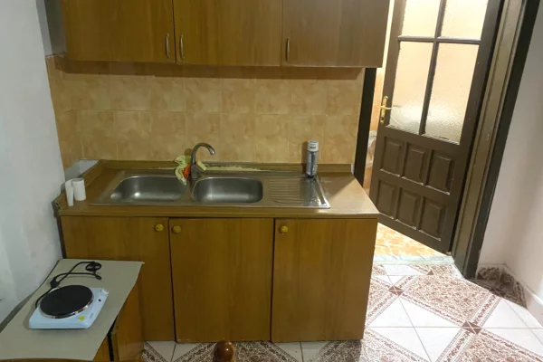 Shtepi me qera Shtepi Private ne Tirane, Garsoniere, Mobilimi E mobiluar, Pagesa 180  Euro.