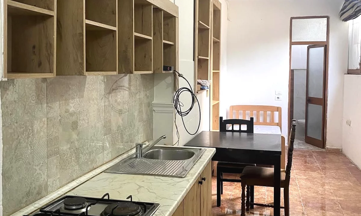 Shtepi me qera Apartament ne Tirane, Garsoniere, Mobilimi E mobiluar, Pagesa 15,000  Leke.