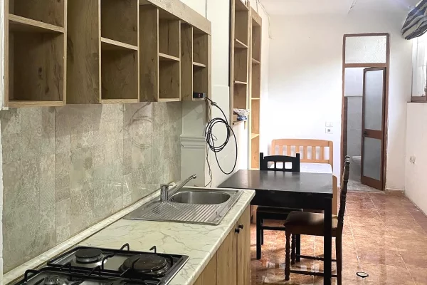 Shtepi me qera Apartament ne Tirane, Garsoniere, Mobilimi E mobiluar, Pagesa 15,000  Leke.