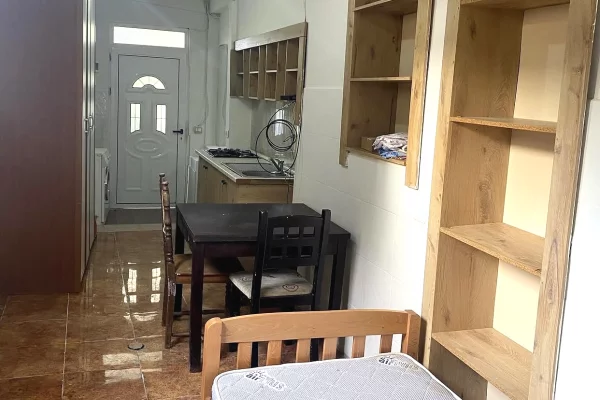 Shtepi me qera Apartament ne Tirane, Garsoniere, Mobilimi E mobiluar, Pagesa 15,000  Leke.