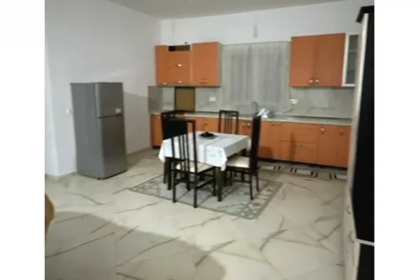 Shtepi me qera Shtepi Private ne Tirane, 2+1, Mobilimi E mobiluar, Pagesa 300  Euro.