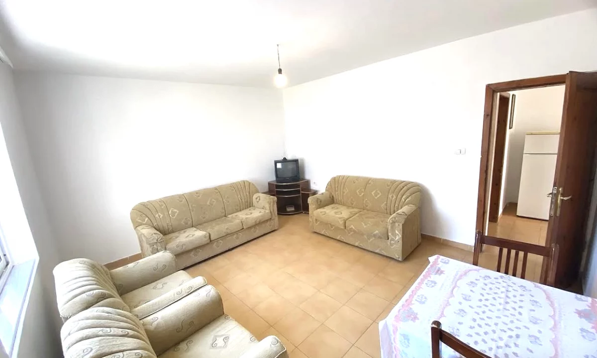 Shtepi me qera Shtepi Private ne Tirane, 1+1, Mobilimi E mobiluar, Pagesa 30,000  Leke.