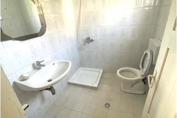 Shtepi me qera Shtepi Private ne Tirane, 1+1, Mobilimi E mobiluar, Pagesa 30,000  Leke.