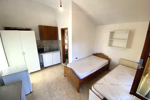 Shtepi me qera Shtepi Private ne Tirane, Garsoniere, Mobilimi E mobiluar, Pagesa 180  Euro.