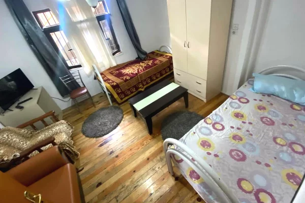 Shtepi me qera Shtepi Private ne Tirane, Garsoniere, Mobilimi E mobiluar, Pagesa 25,000  Leke.