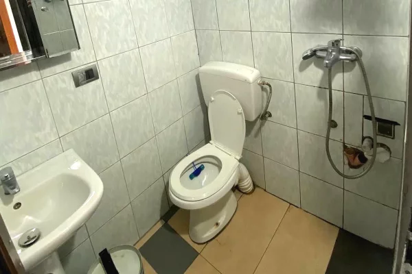 Shtepi me qera Shtepi Private ne Tirane, Garsoniere, Mobilimi E mobiluar, Pagesa 25,000  Leke.
