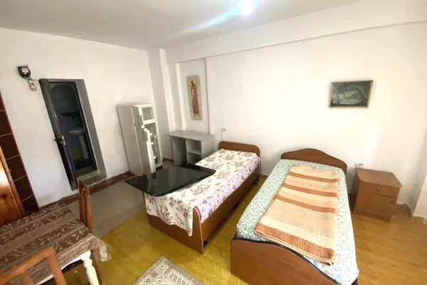 Shtepi me qera Shtepi Private ne Tirane, Garsoniere, Mobilimi E mobiluar, Pagesa 18,000  Leke.