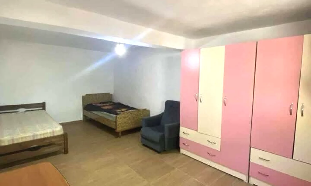 Shtepi me qera Shtepi Private ne Tirane, Garsoniere, Mobilimi E mobiluar, Pagesa 20,000  Leke.