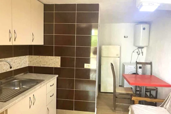 Shtepi me qera Shtepi Private ne Tirane, Garsoniere, Mobilimi E mobiluar, Pagesa 20,000  Leke.