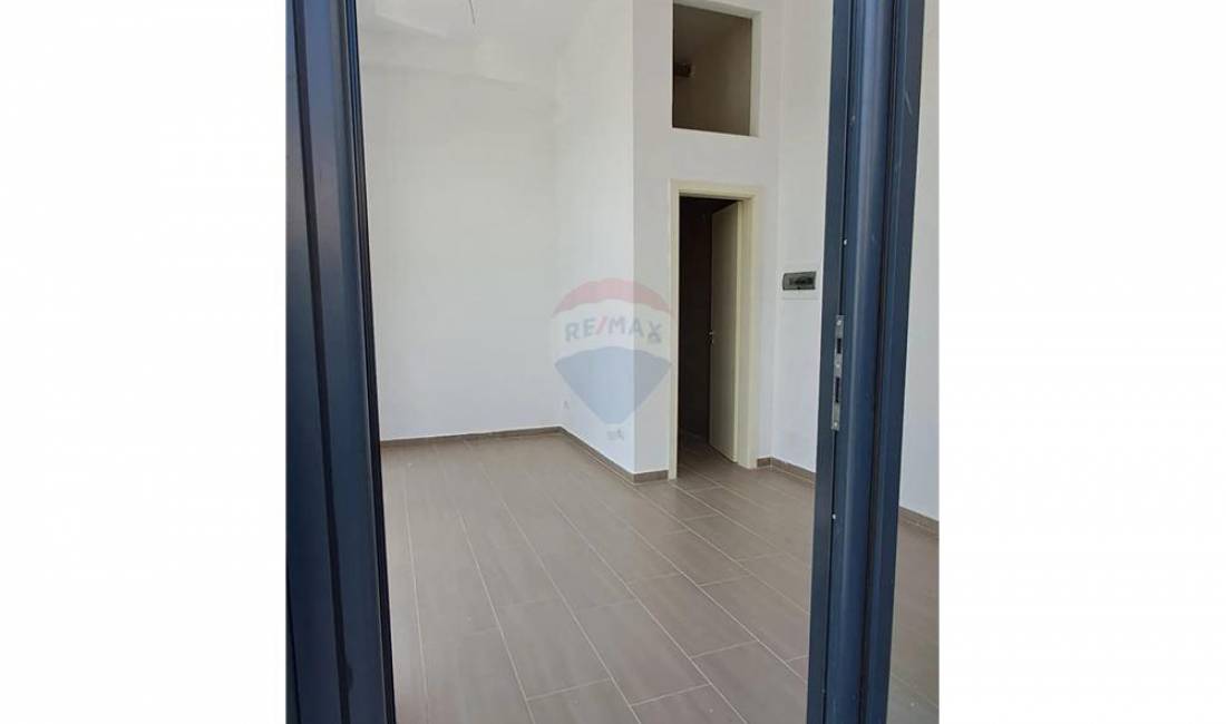 Jepet me Qera dyqan prane Rruges se Barrikadave 