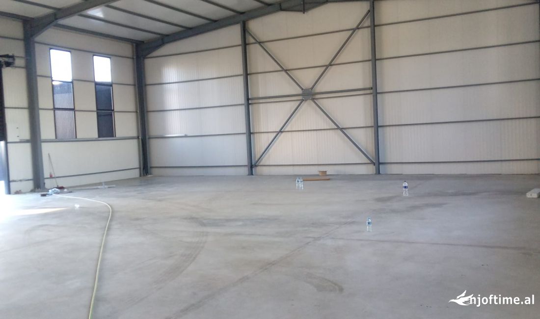 Jepet Kapanon me qira 300 m2 buze rruge