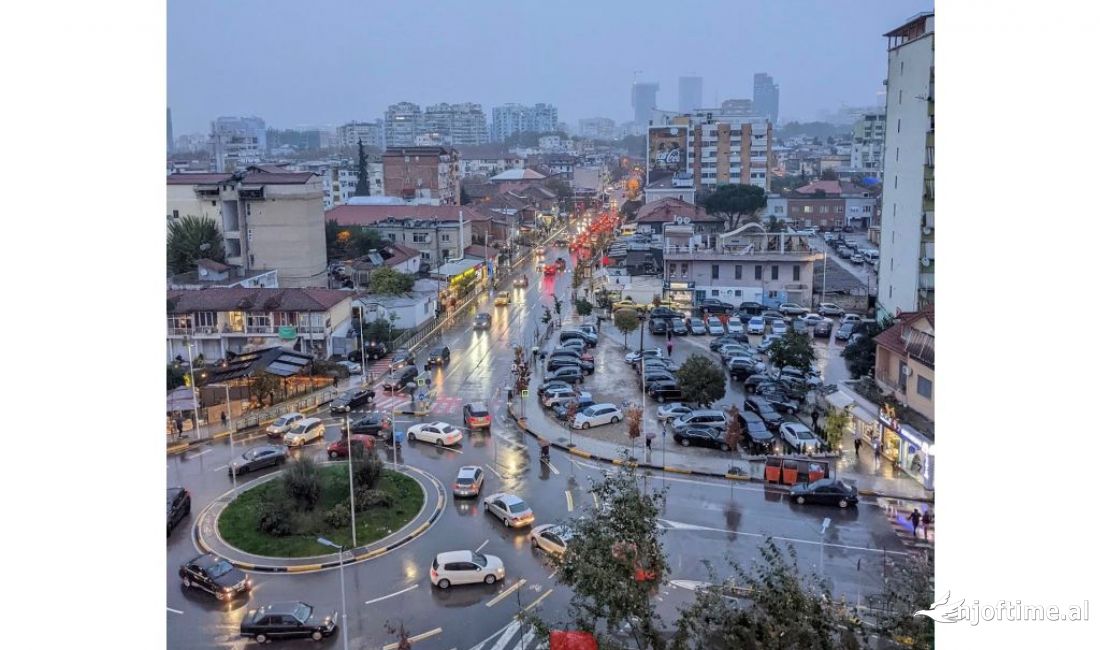 Shitet, Ambient Biznesi, Komuna e Parisit, Tirane.