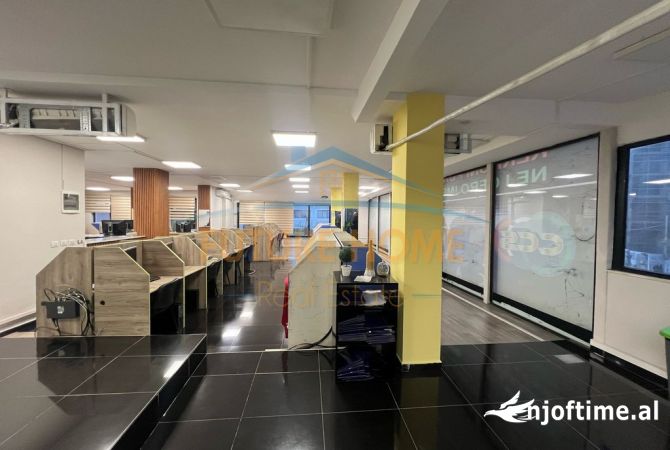 Ambiente Commerciale in Affitto 3+1 a Tirana - 2,000 Euro