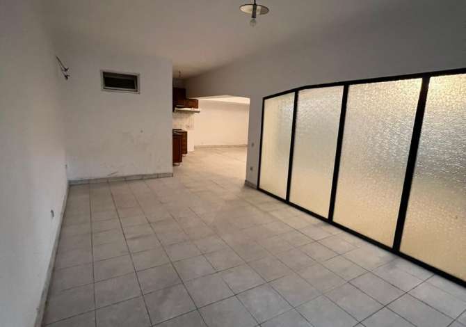 Shitet njesi biznesi dupleks buze rruge te Selvia