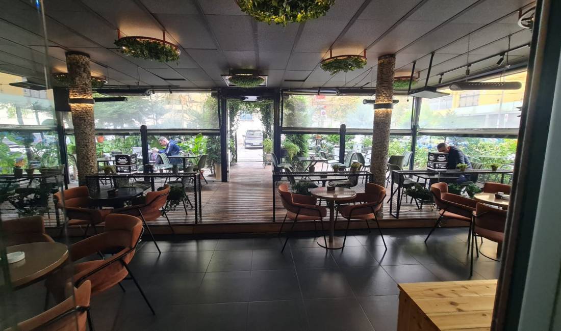 Lokali ndodhet buze rruge prane TV KLAN