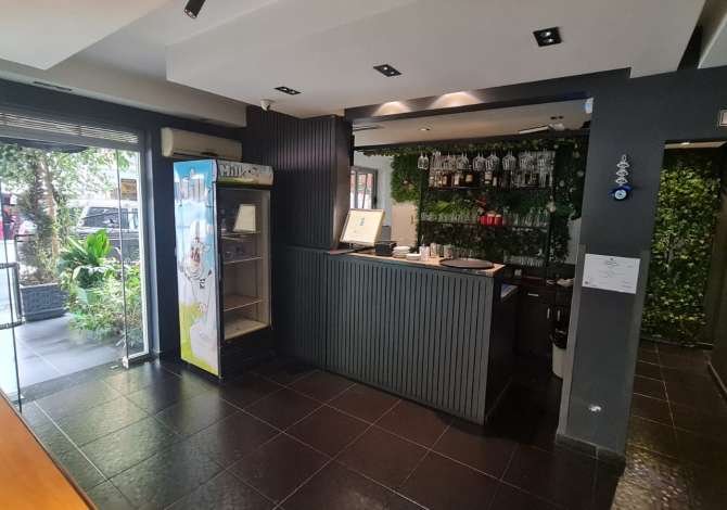 Lokali ndodhet buze rruge prane TV KLAN