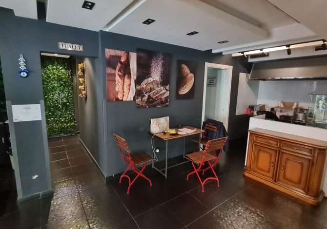 Lokali ndodhet buze rruge prane TV KLAN